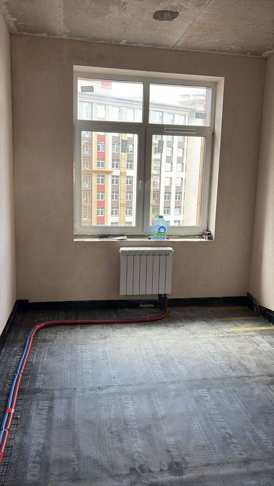 Разводка отопления у окна в квартире ЖК Рассказово